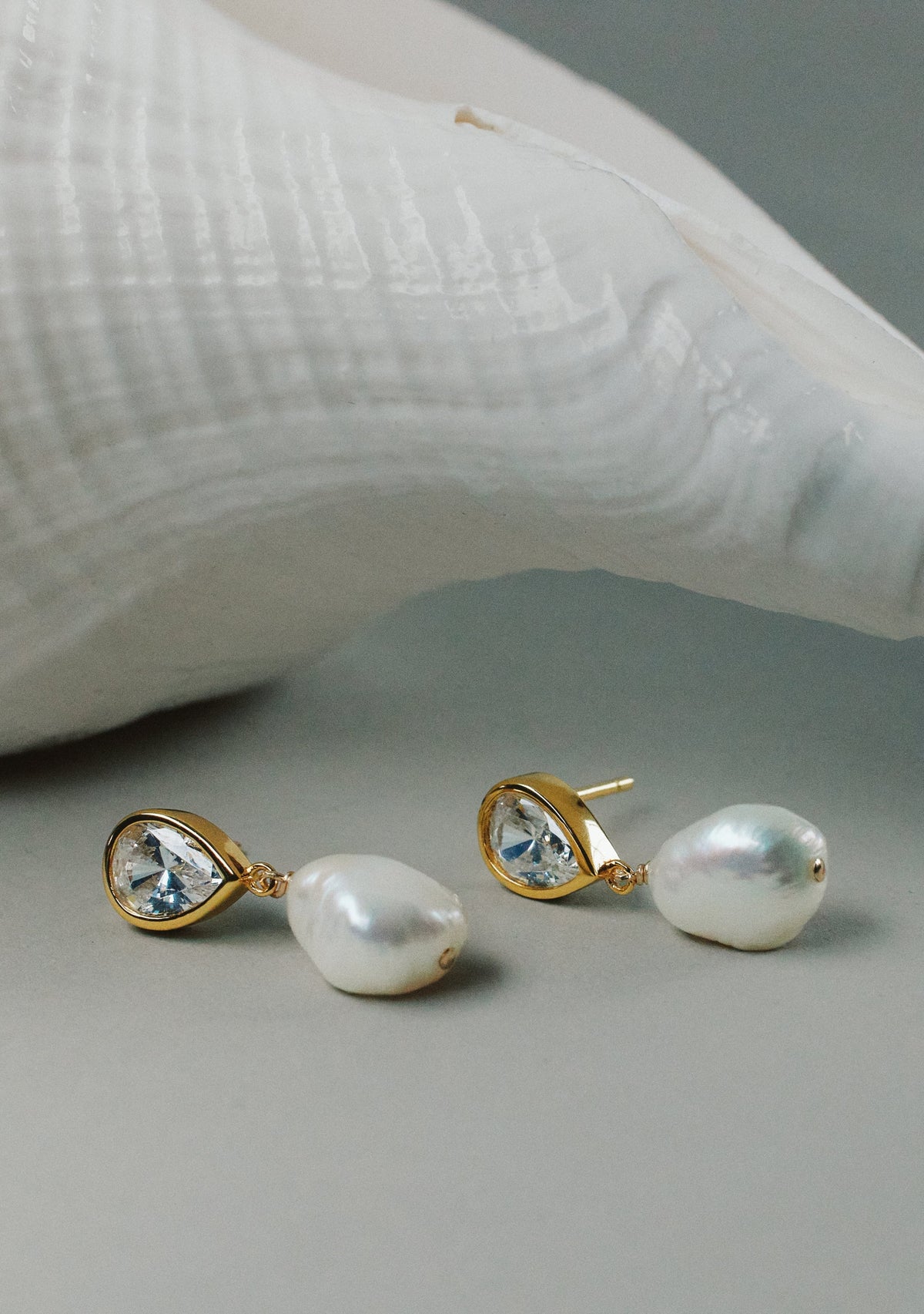Eros Pear & Pearl Earrings - Gold
