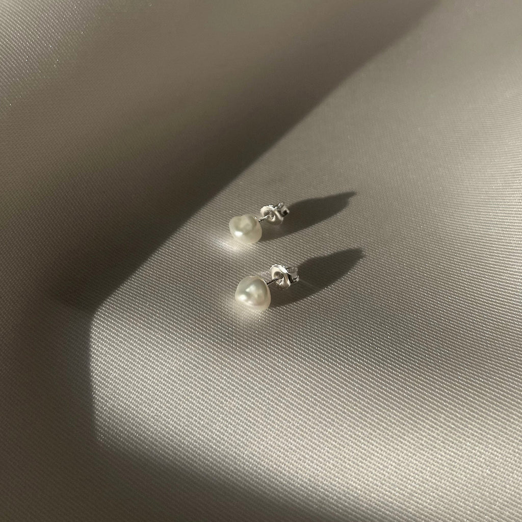 Mara Keshi Pearl Studs - Silver