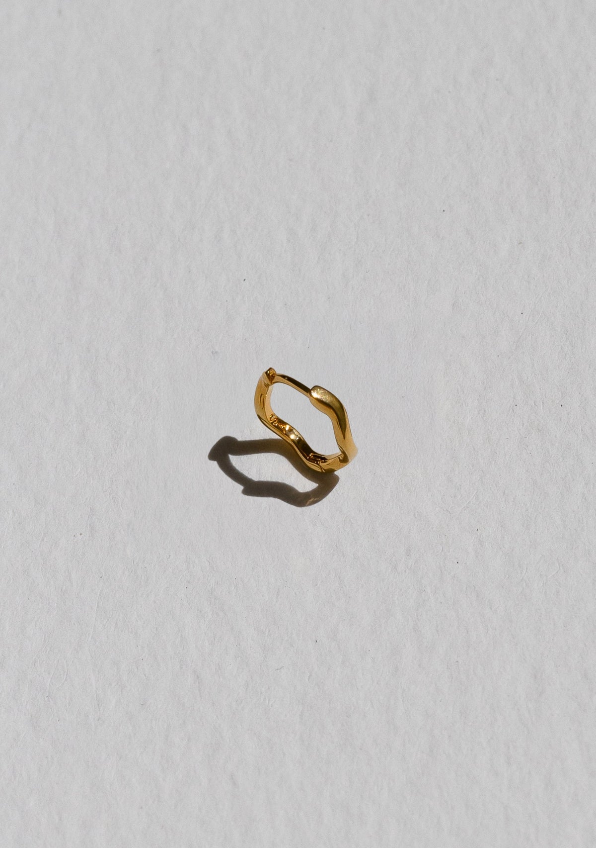 Vera Wave Huggie - Single - Gold